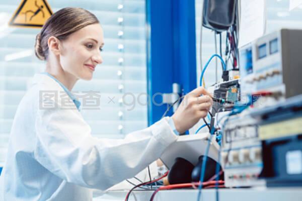 在試驗(yàn)臺上測量電子產(chǎn)品的工程師